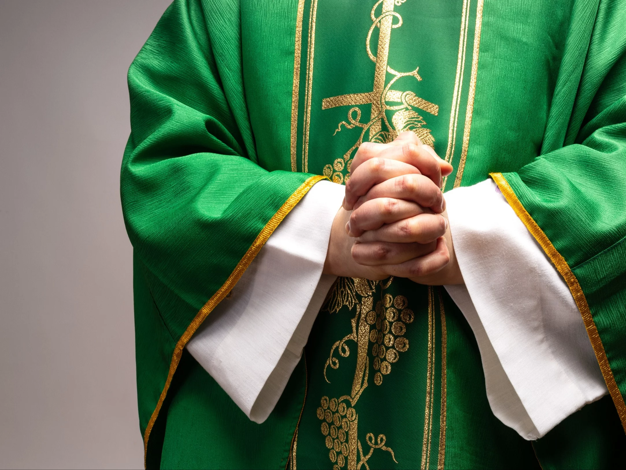 Ksiądz ukrywał się przed doprowadzeniem do więzienia. Nagle pojawił się w sądzie Ksiądz ukrywał się przed doprowadzeniem do więzienia. Nagle pojawił się w sądzie
