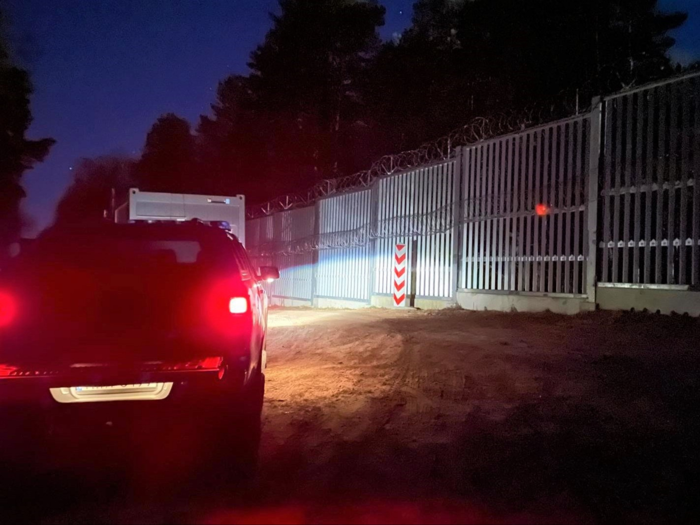 Migranci nie mogli nielegalnie pokonać granicy, dopadła ich frustracja. Zaatakowali polskie patrole Migranci nie mogli nielegalnie pokonać granicy, dopadła ich frustracja. Zaatakowali polskie patrole