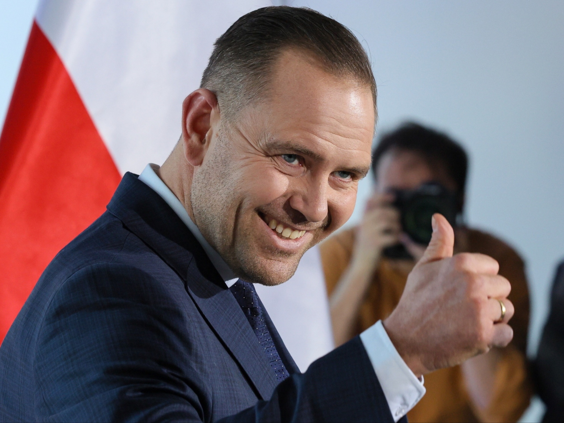 Nawrocki dostał pytanie po angielsku. Tak zareagował Nawrocki dostał pytanie po angielsku. Tak zareagował