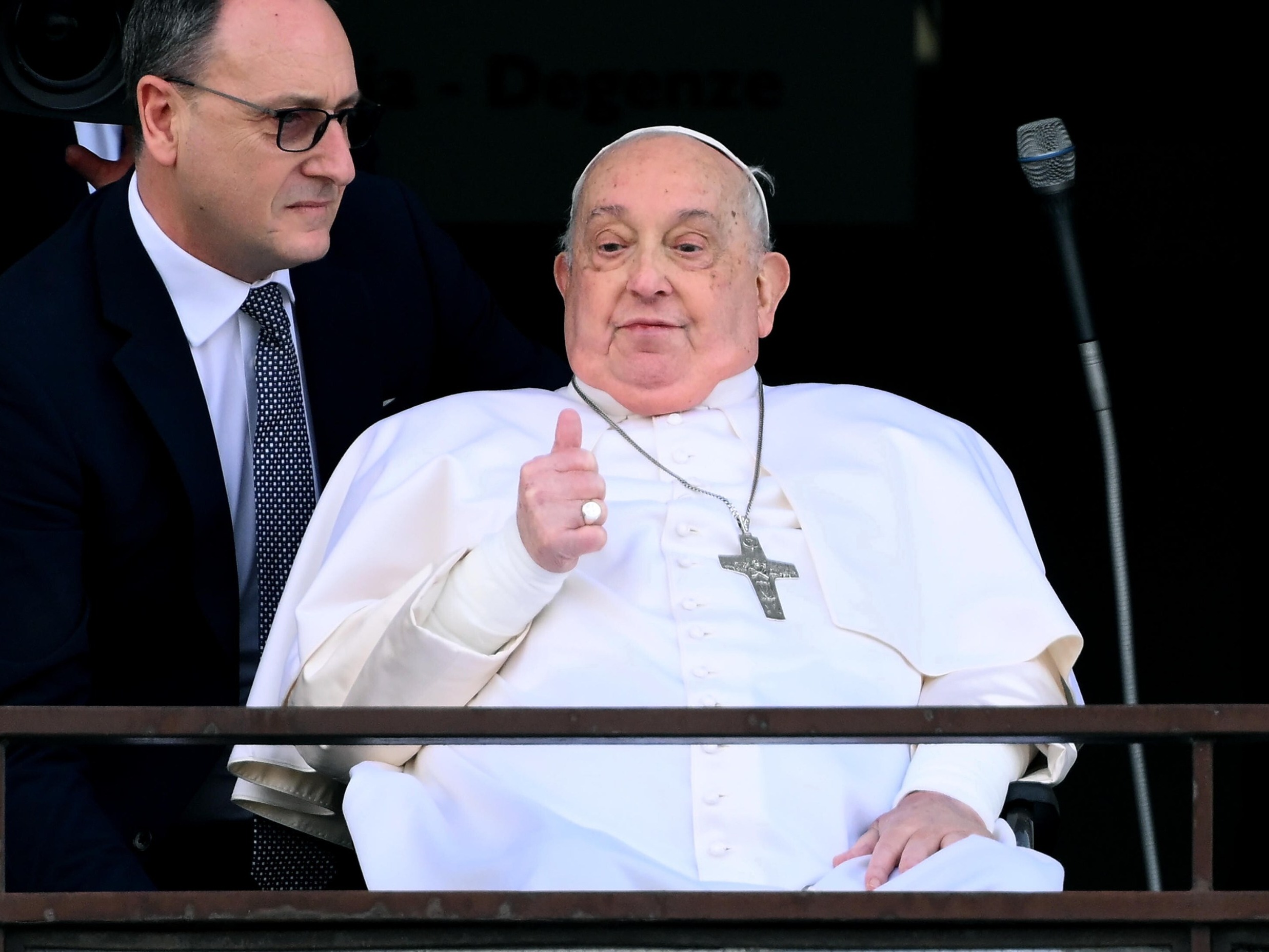 Papież Franciszek wraca do Watykanu. Poruszające słowa po wyjściu ze szpitala Papież Franciszek wraca do Watykanu. Poruszające słowa po wyjściu ze szpitala