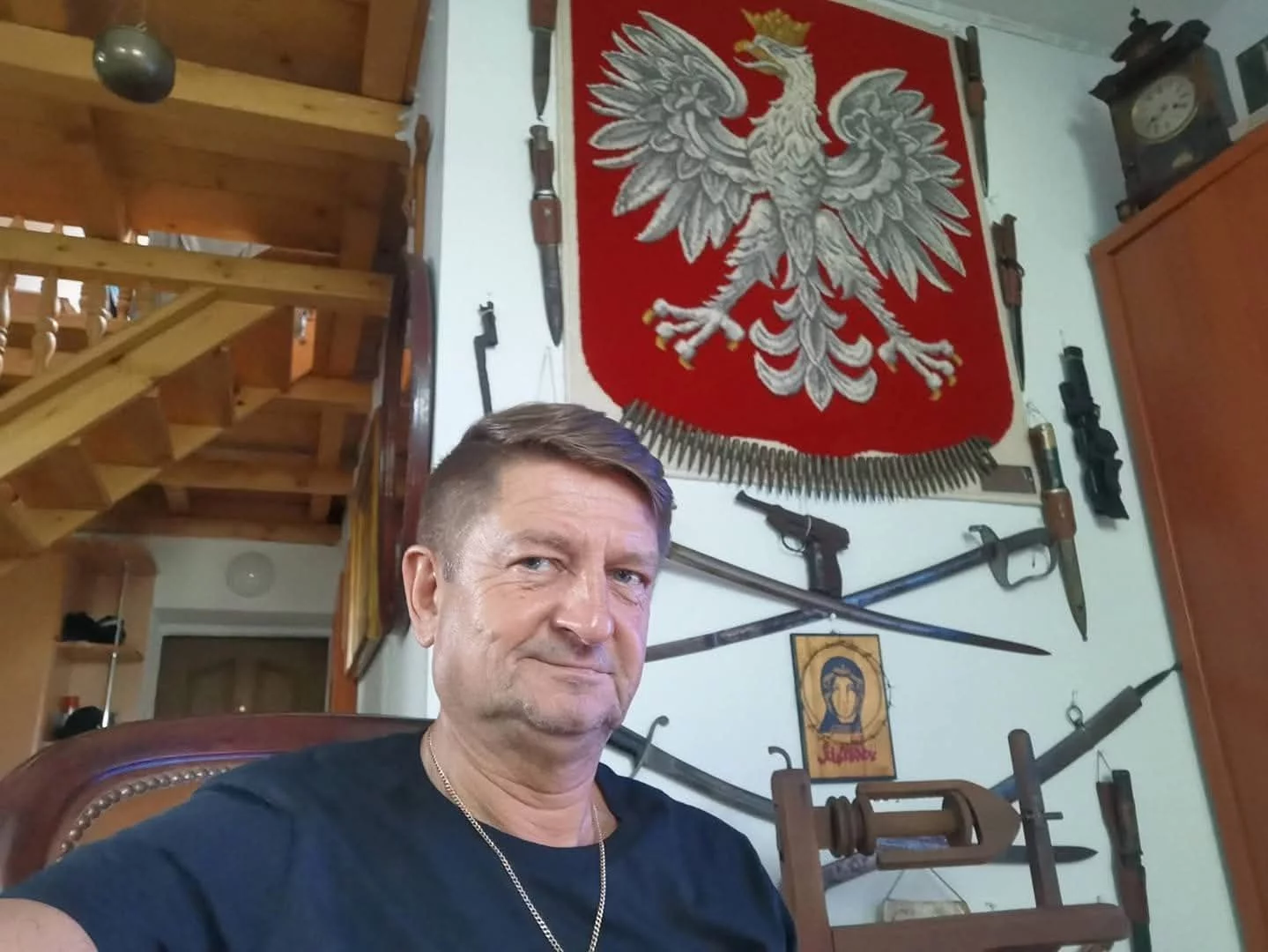 Policja w domu znanego działacza PiS. Zainteresowali się nim przez zdjęcie, które sam wstawił Policja w domu znanego działacza PiS. Zainteresowali się nim przez zdjęcie, które sam wstawił