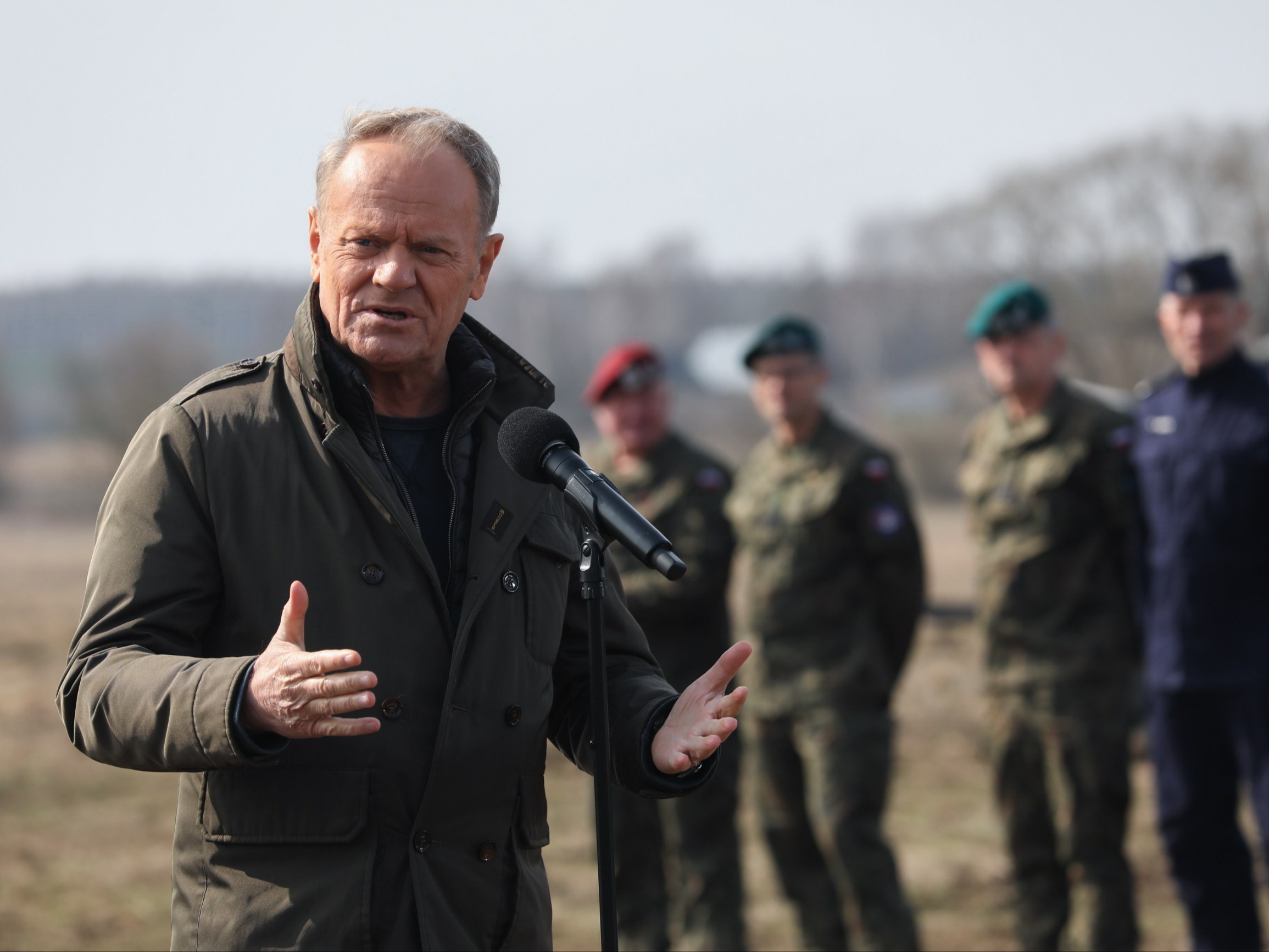 Poruszenie na granicy, Tusk pokazał nagranie. „Grupa celowo podwieziona przez Białorusinów” Poruszenie na granicy, Tusk pokazał nagranie. „Grupa celowo podwieziona przez Białorusinów”