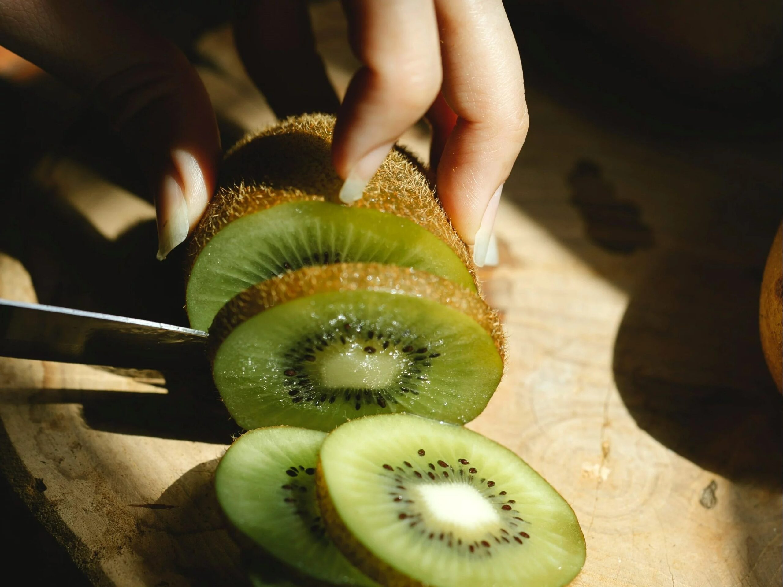 Przebadali krew po tygodniu jedzenia kiwi. Naukowcy mają dobre wieści Przebadali krew po tygodniu jedzenia kiwi. Naukowcy mają dobre wieści