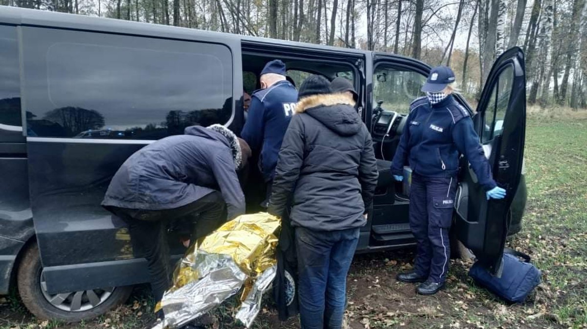 Przerzucają migrantów autokarami na granicę z Polską. Ujawniono skandaliczny proceder Przerzucają migrantów autokarami na granicę z Polską. Ujawniono skandaliczny proceder