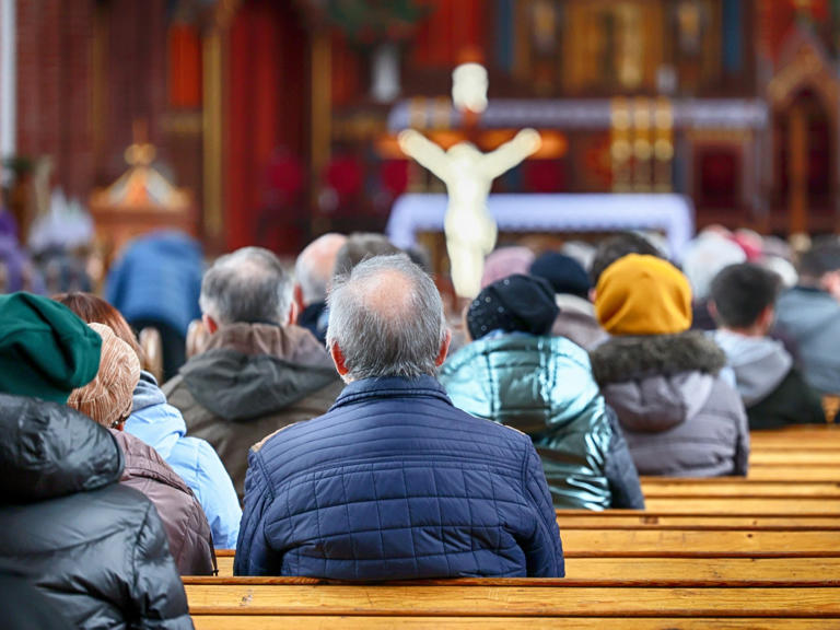 Senior zasłabł w kościele. Wierni ruszyli na ratunek. Jeden dostał „misję specjalną” Senior zasłabł w kościele. Wierni ruszyli na ratunek. Jeden dostał „misję specjalną”
