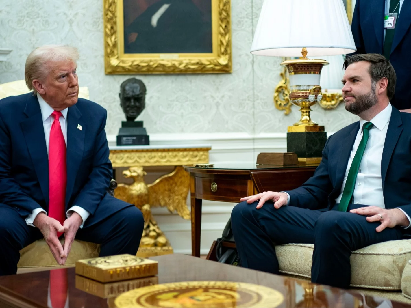 Trump zachwycony skarpetkami Vance’a. Do sieci trafiło nagranie Trump zachwycony skarpetkami Vance’a. Do sieci trafiło nagranie