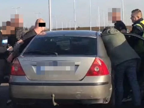 Trzech poszukiwanych w zatrzymanym fordzie. Jednego ścigano 6 listami gończymi Trzech poszukiwanych w zatrzymanym fordzie. Jednego ścigano 6 listami gończymi