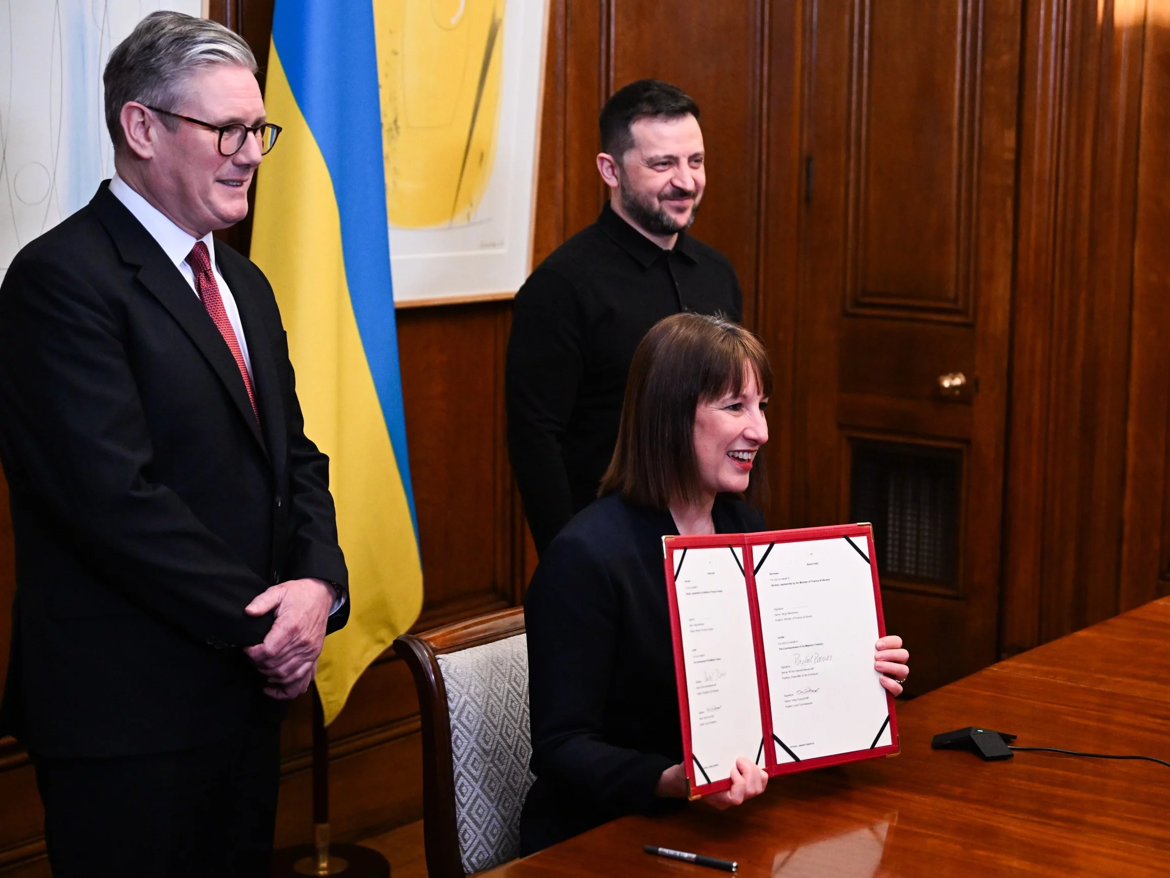 Zełenski poleciał do Londynu. Umowa zawarta, Kijów dostanie ok. 3 mld dol. Zełenski poleciał do Londynu. Umowa zawarta, Kijów dostanie ok. 3 mld dol.