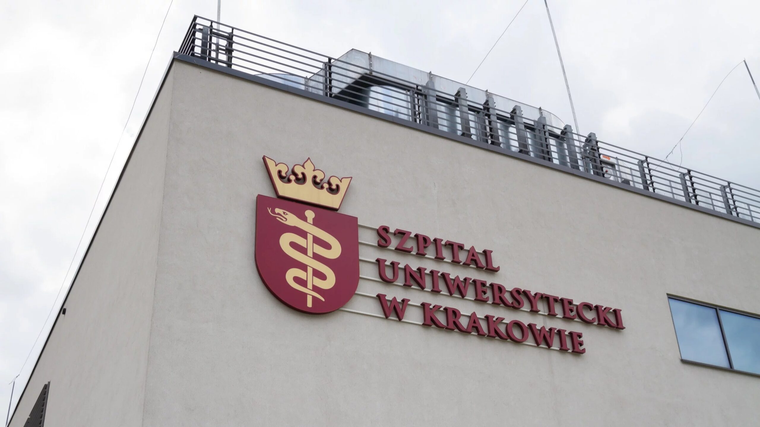 Lekarz zmarł po ataku nożownika w Krakowie. Dyrektor placówki ledwo powstrzymał łzy Lekarz zmarł po ataku nożownika w Krakowie. Dyrektor placówki ledwo powstrzymał łzy