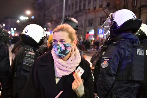 Policjant użył gazu łzawiącego na Barbarze Nowackiej. Usłyszał zarzuty Policjant użył gazu łzawiącego na Barbarze Nowackiej. Usłyszał zarzuty