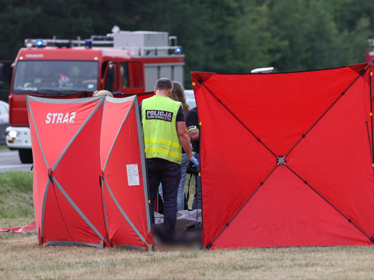 Koszmar pod Warszawą. Nie żyją dwie osoby, droga zablokowana