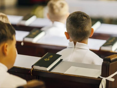 Sezon komunijny ruszył pełną parą. Ile włożyć do koperty i… do strzykawki? Sezon komunijny ruszył pełną parą. Ile włożyć do koperty i… do strzykawki?